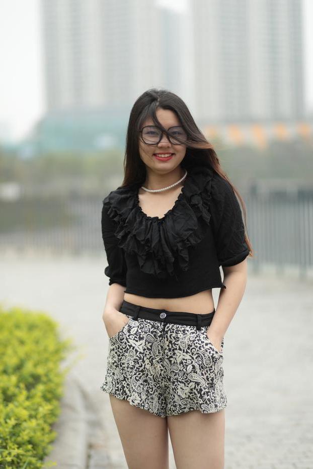 20P La pequeña modelo asiática con gafas Natalia se burla de su escote en público