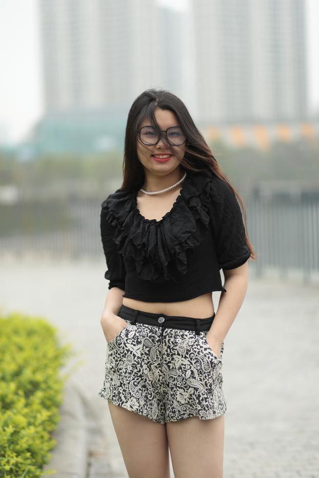 20P La pequeña modelo asiática con gafas Natalia se burla de su escote en público