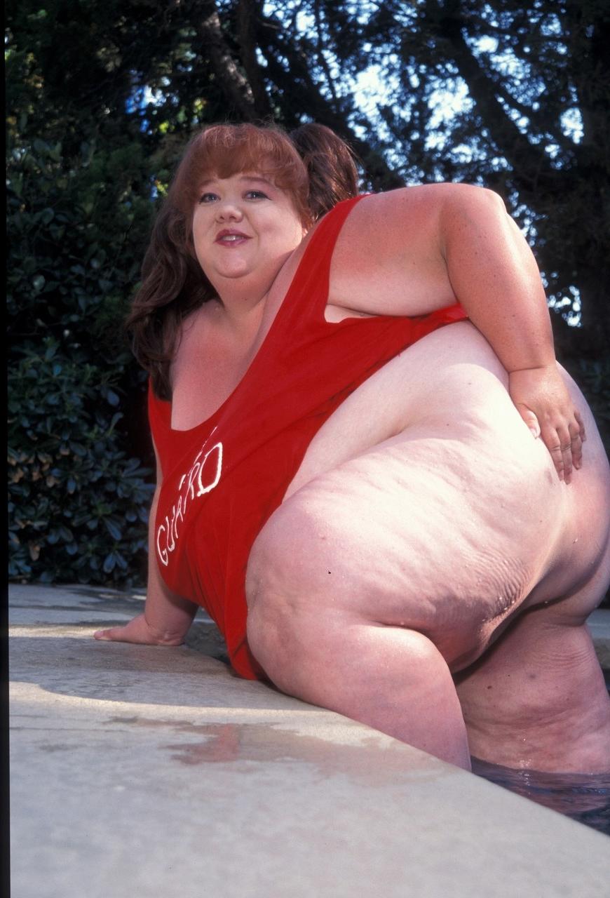 20P Redheaded fatty Clarissa Yoder displays her huge saggy tits while posing naked