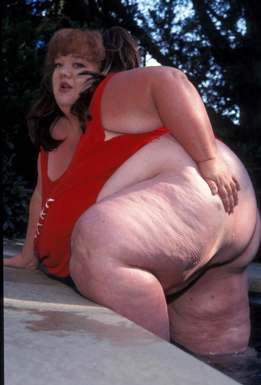 20P Redheaded fatty Clarissa Yoder displays her huge saggy tits while posing naked