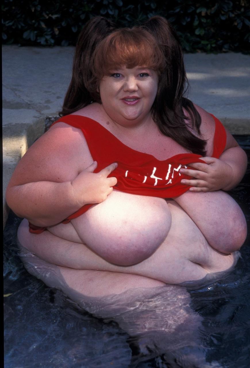 20P Redheaded fatty Clarissa Yoder displays her huge saggy tits while posing naked