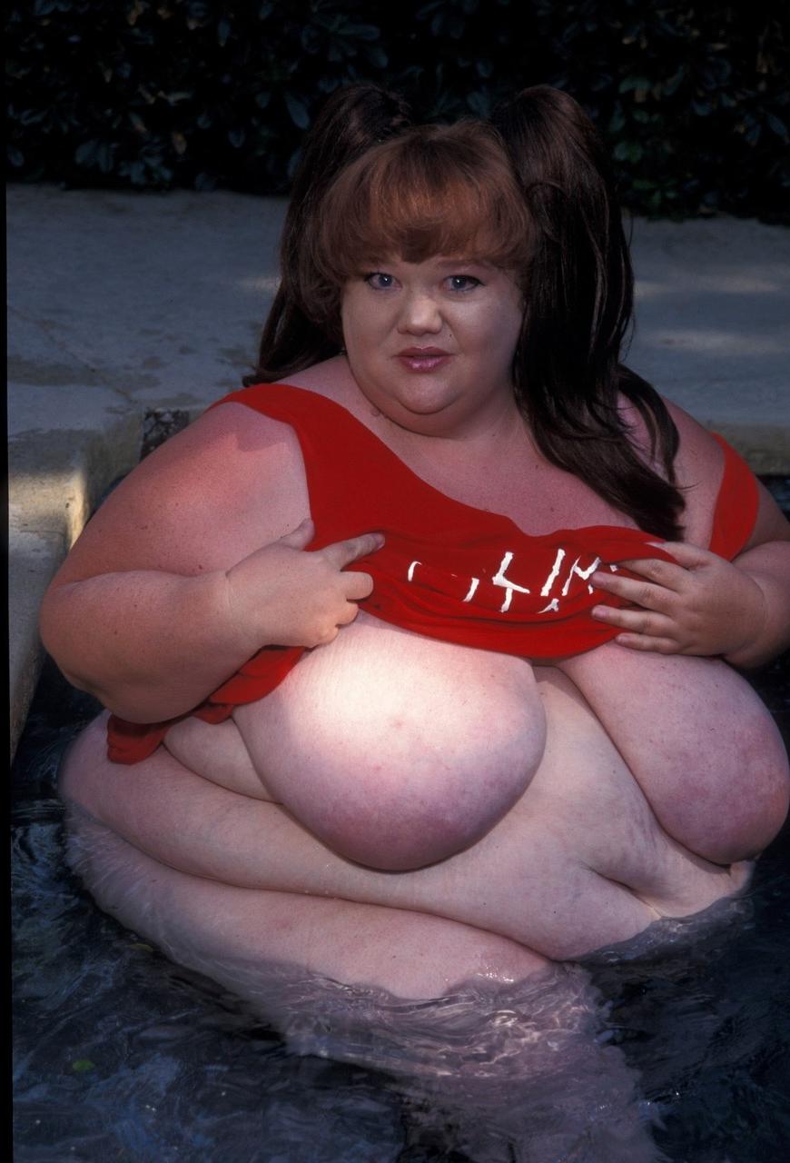20P Redheaded fatty Clarissa Yoder displays her huge saggy tits while posing naked