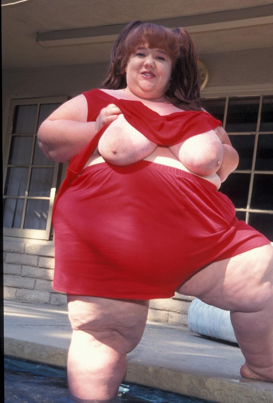 20P Redheaded fatty Clarissa Yoder displays her huge saggy tits while posing naked