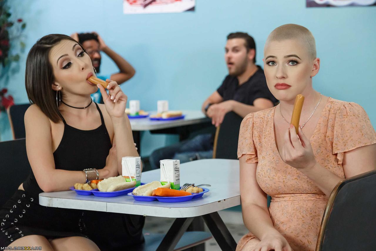 20P Las lesbianas Jenna Sativa y Riley Nixon lamen el coño y follan con un consolador doble