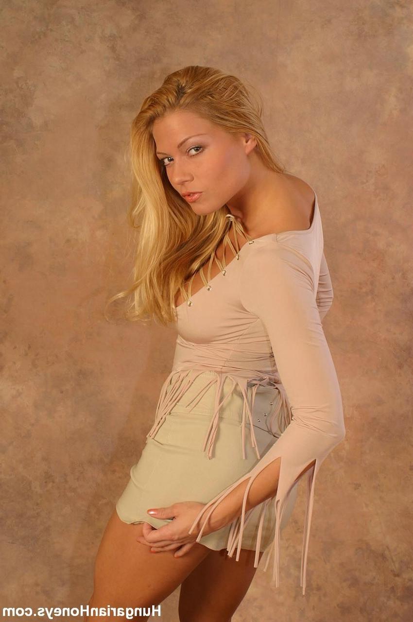 20P A loira europeia Adriana Malkova tira a roupa e posa nua