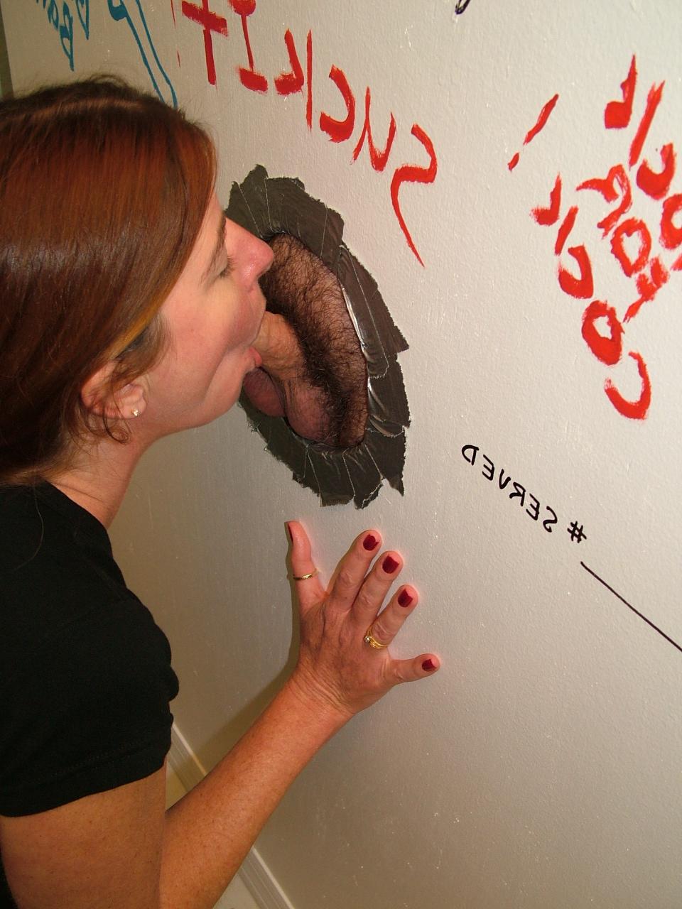 20P Die versaute rothaarige Frau Dee bläst am Gloryhole einen Schwanz und bekommt eine Gesichtsbehandlung