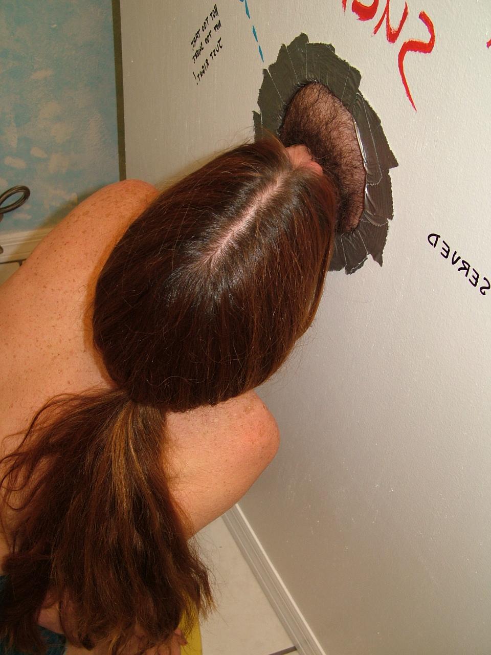 20P Die versaute rothaarige Frau Dee bläst am Gloryhole einen Schwanz und bekommt eine Gesichtsbehandlung