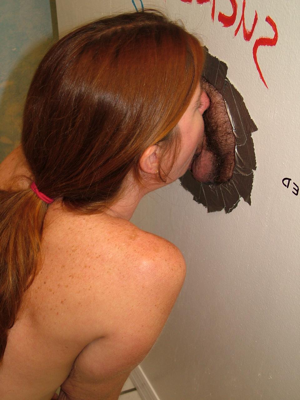 20P Die versaute rothaarige Frau Dee bläst am Gloryhole einen Schwanz und bekommt eine Gesichtsbehandlung
