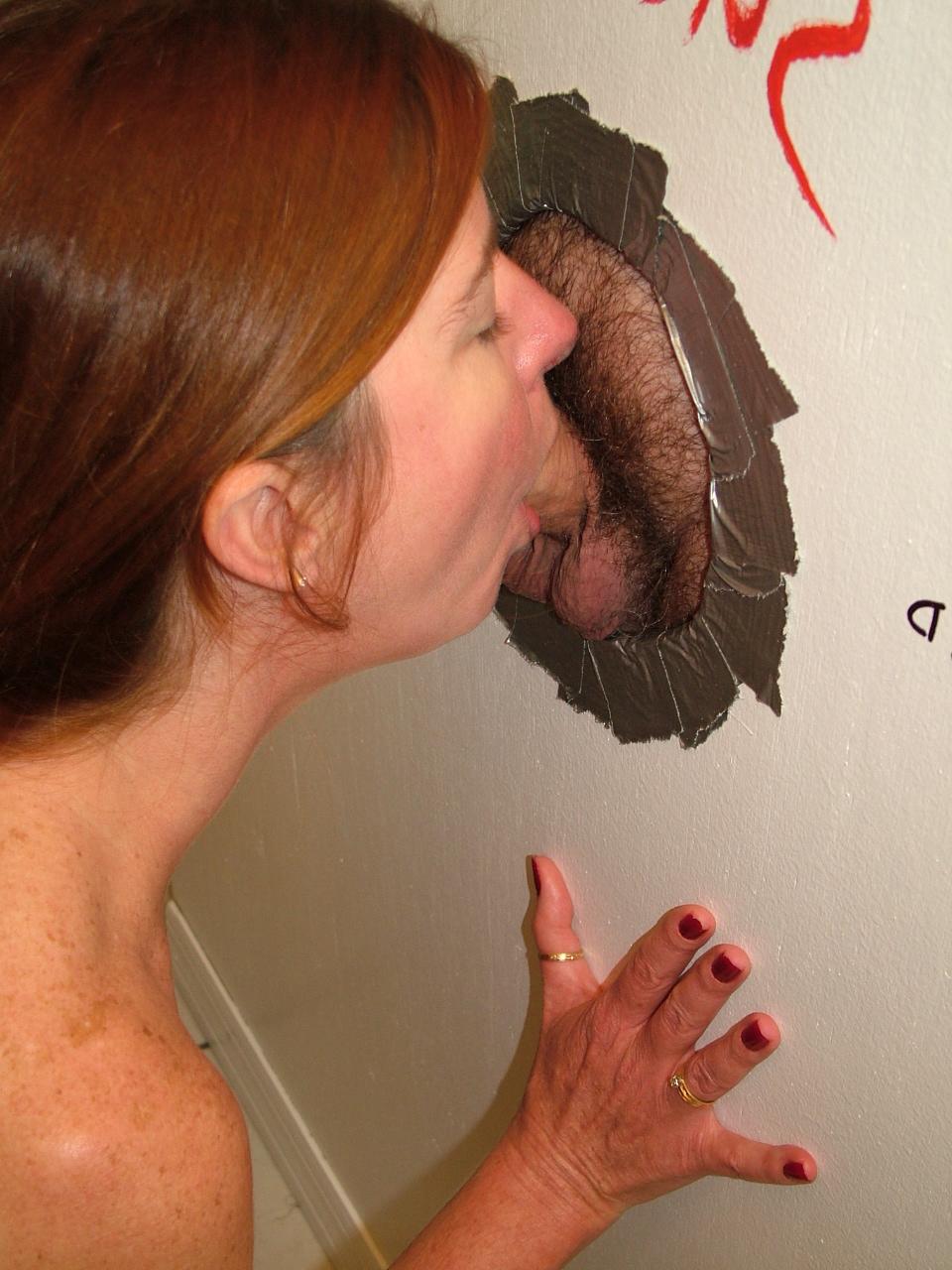 20P Die versaute rothaarige Frau Dee bläst am Gloryhole einen Schwanz und bekommt eine Gesichtsbehandlung