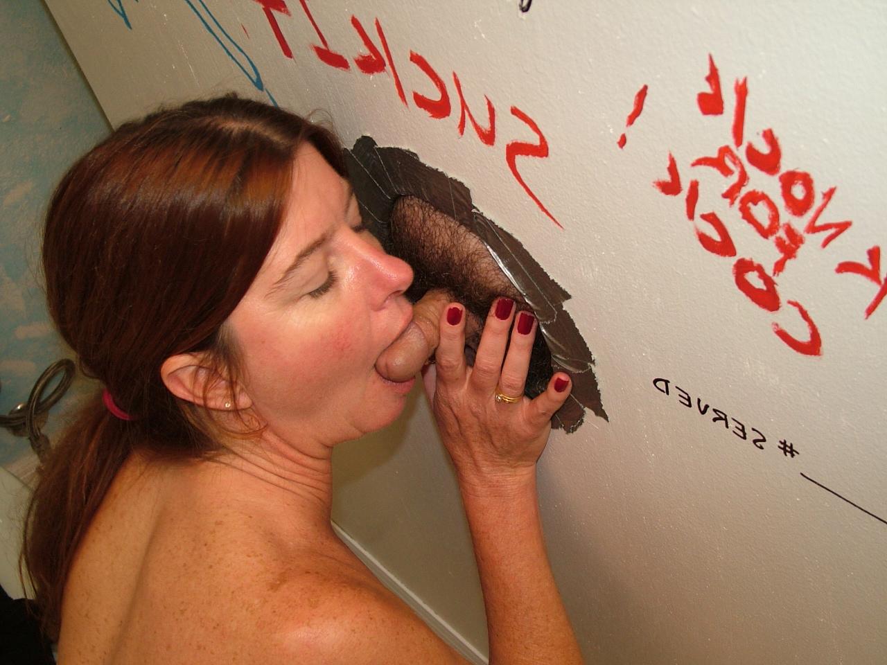 20P Die versaute rothaarige Frau Dee bläst am Gloryhole einen Schwanz und bekommt eine Gesichtsbehandlung