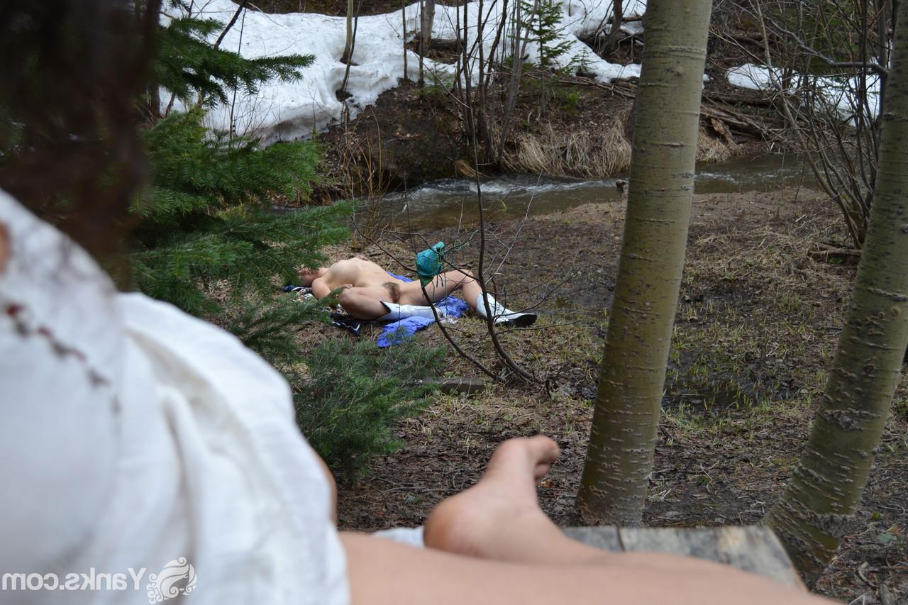 15P Amateurmädchen trägt Cowgirlstiefel, während sie ihren geilen Busch an einem Baum reibt