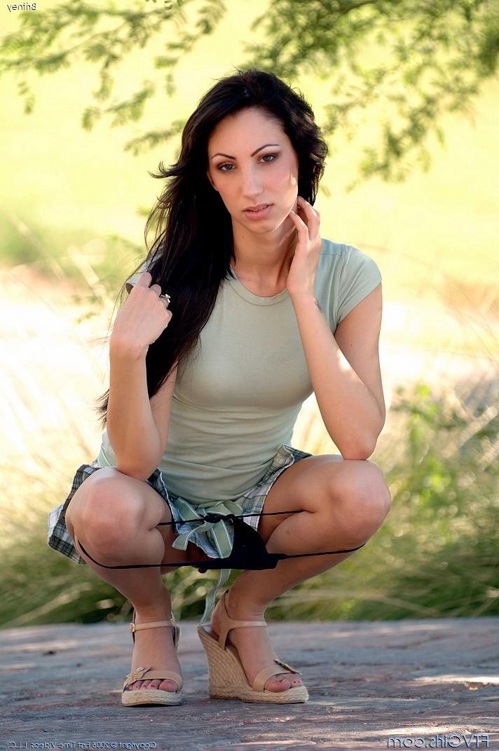 20P La dulce amateur Britney muestra su coño y lo toca al aire libre