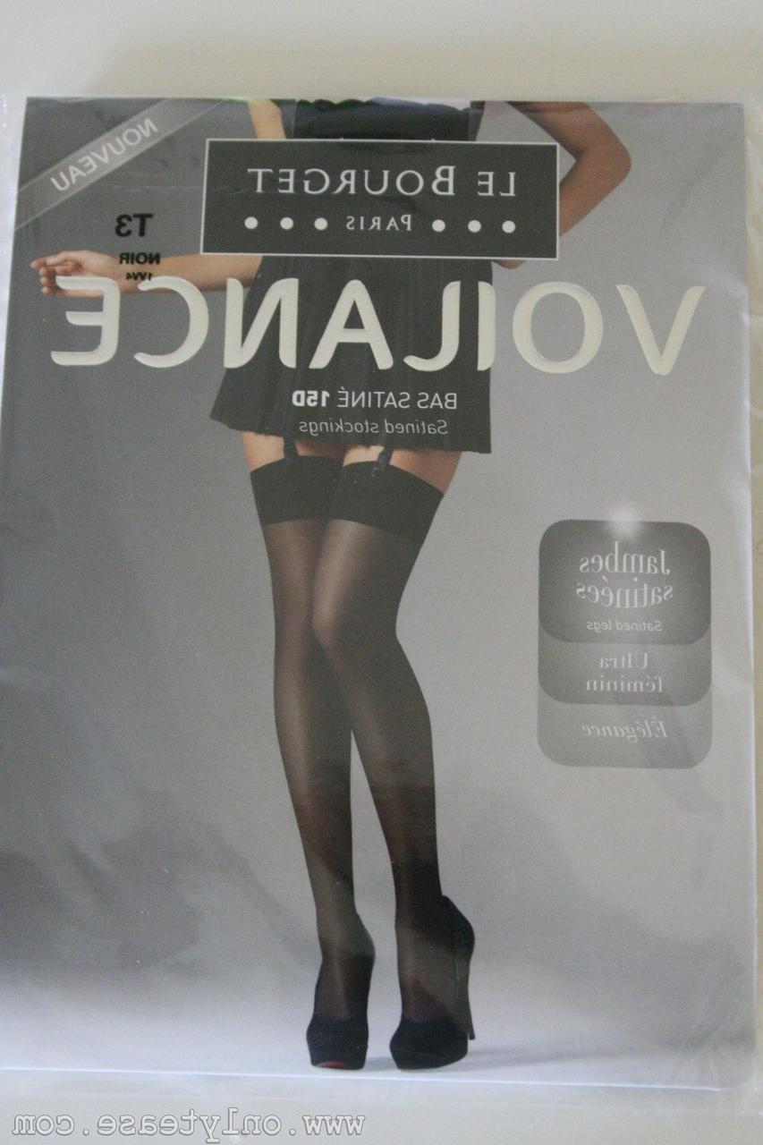 20P A gata sexy Erica posa com seu vestido de látex antes de tirar a roupa íntima