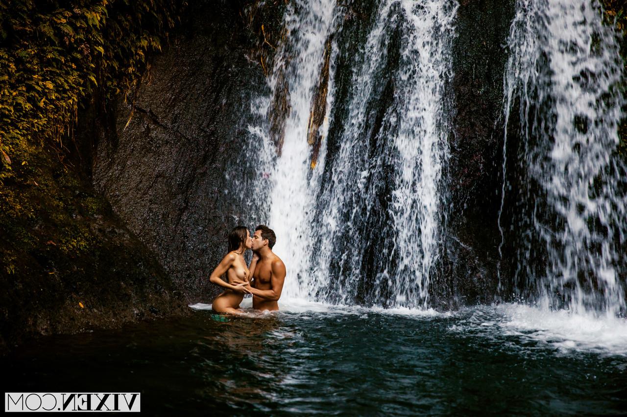 20P Doce amor Avery Cristy exibe seu corpo antes de ser transada à beira da piscina