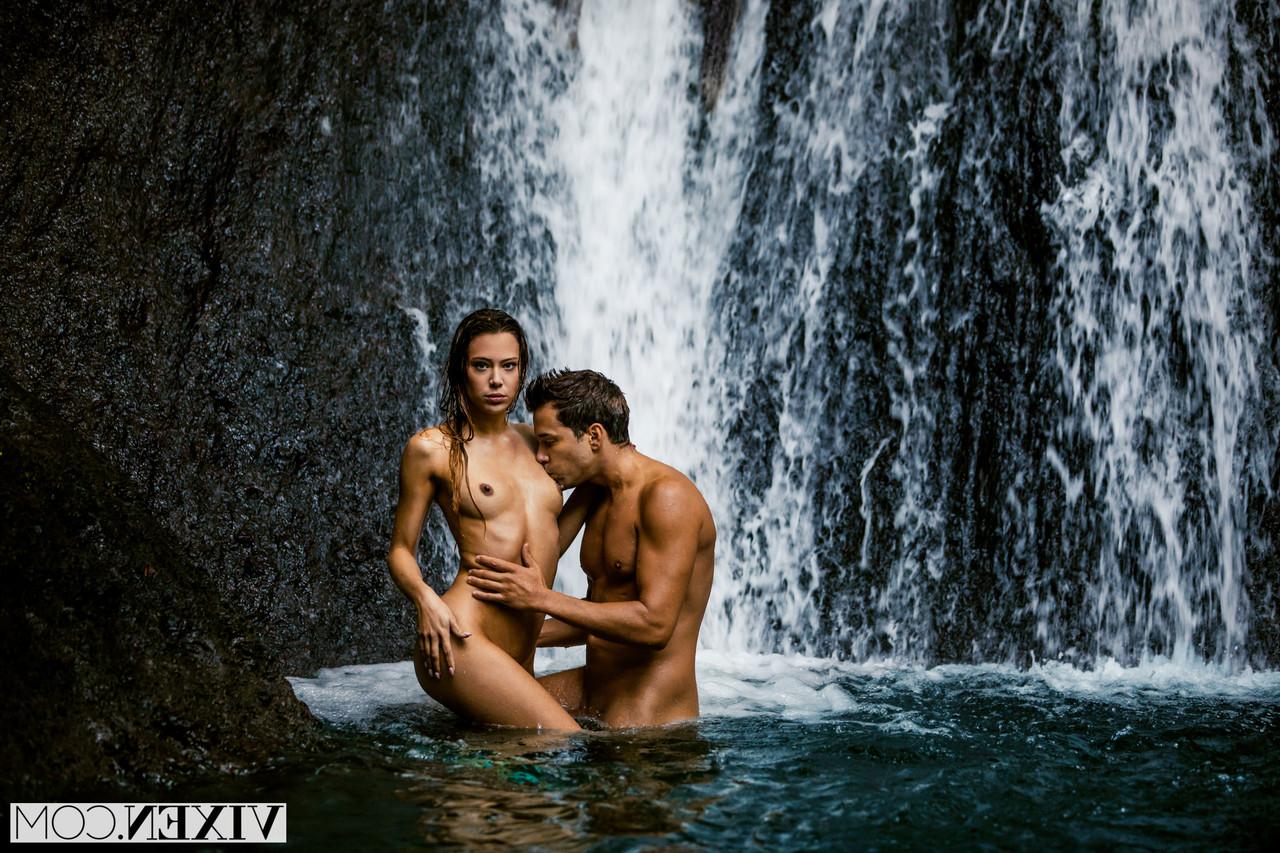 20P Doce amor Avery Cristy exibe seu corpo antes de ser transada à beira da piscina