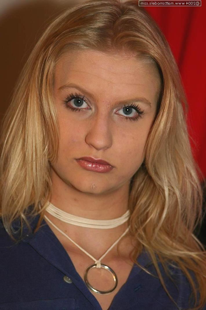 16P La rubia Saleice se desnuda hasta quedar con tacones negros para su primer compromiso desnuda