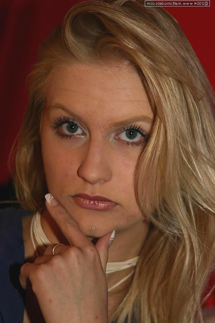 16P La rubia Saleice se desnuda hasta quedar con tacones negros para su primer compromiso desnuda