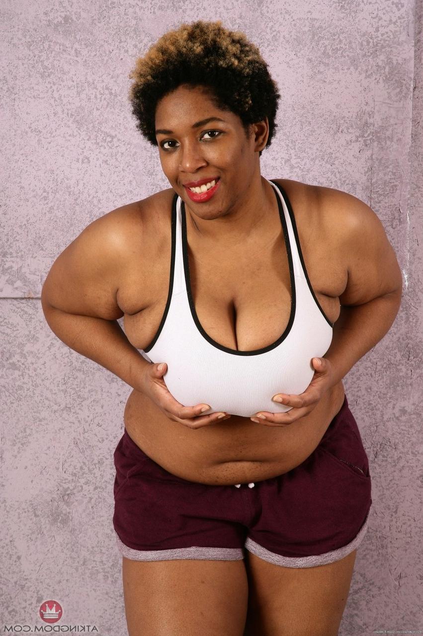 17P Middle-aged BBBW cups her huge tits as she takes off her workout clothes