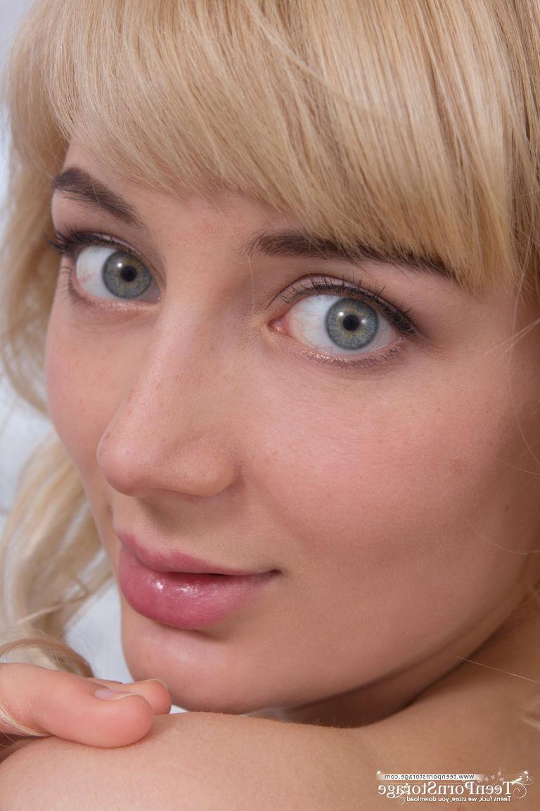 20P La joven rubia Vera se mete los dedos en el bonito coño después de quitarse la lencería sensual