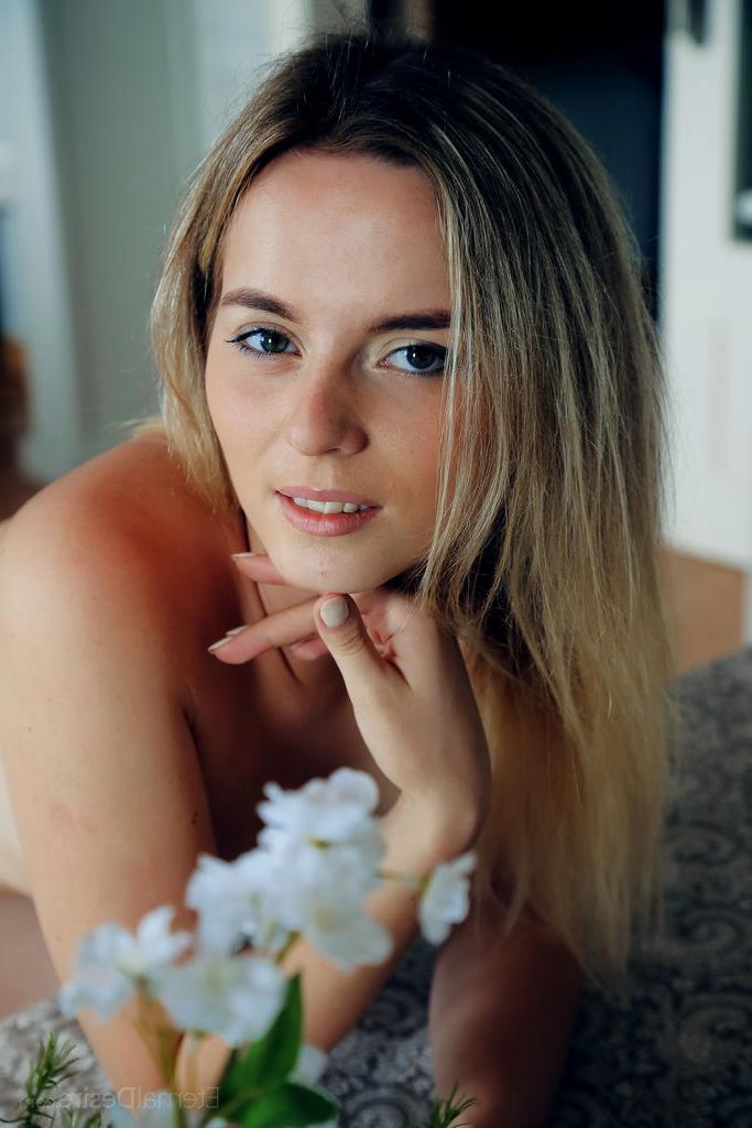16P A pequena adolescente Susana Gil modela totalmente nua tomando uma bebida quente