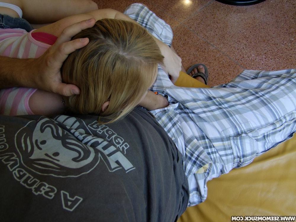 20P A mãe safada Tatiana ajuda a enteada a chupar o pau duro do namorado