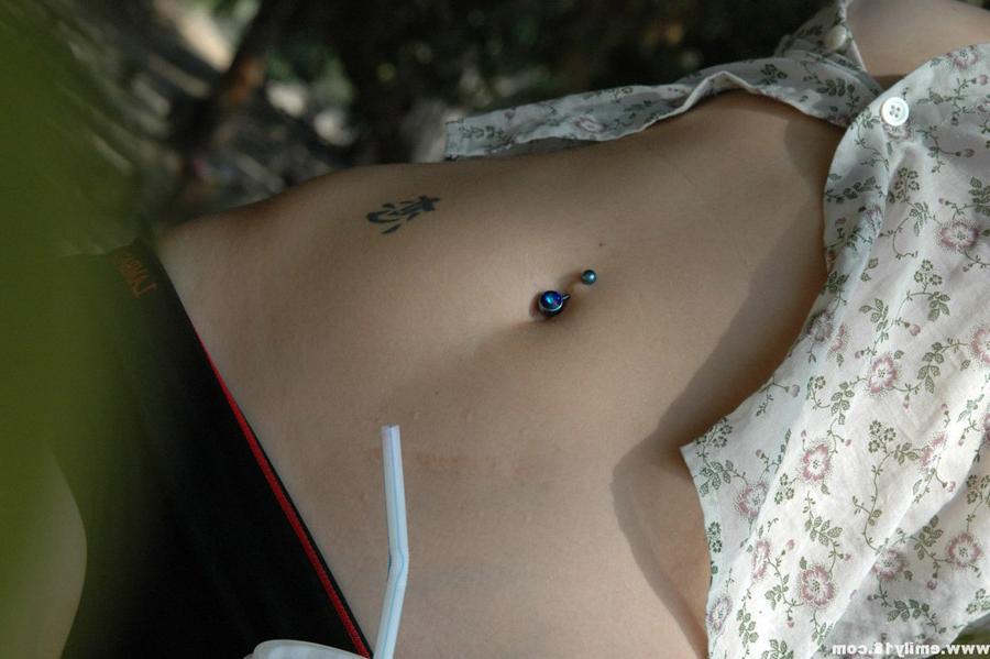 15P Charmante jeune fille expose son cul sexy en grimpant à un arbre