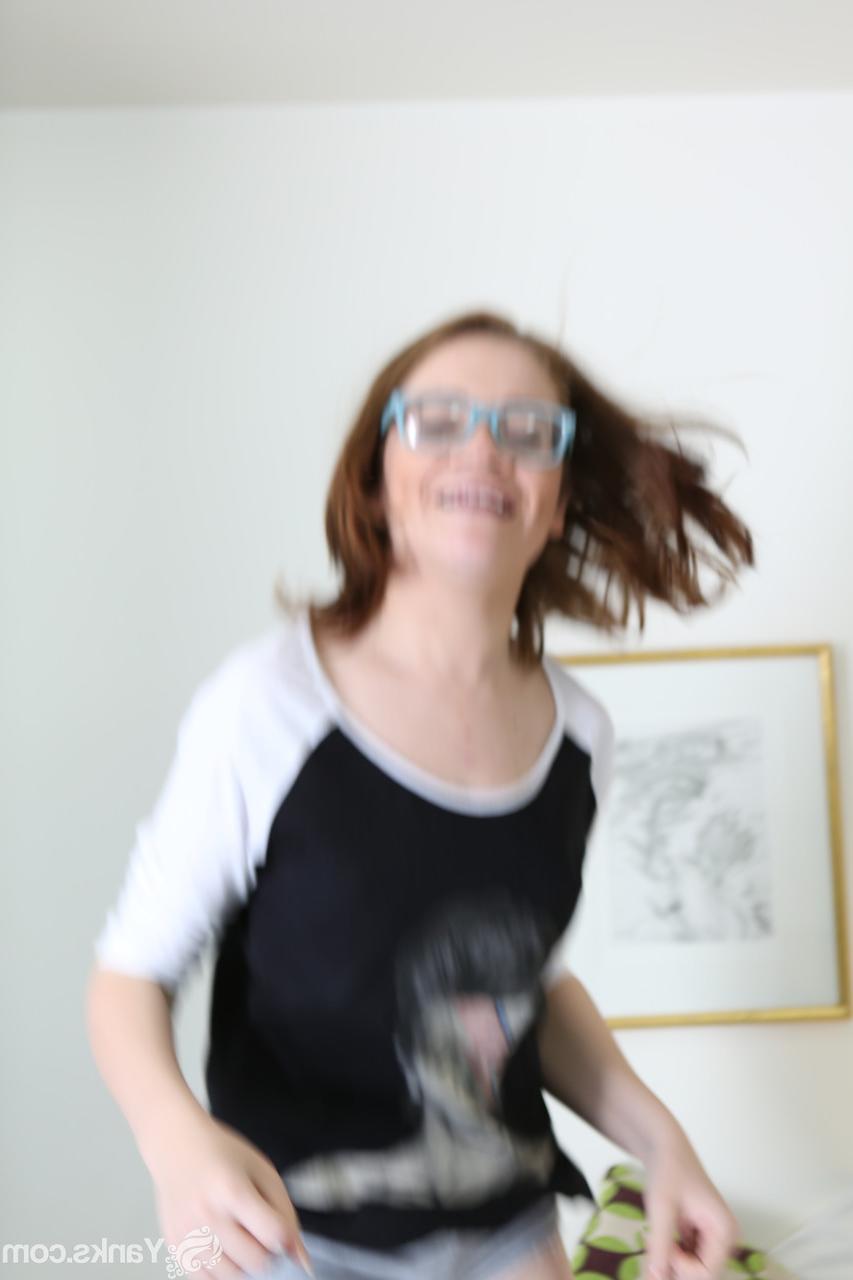 15P A garota nerd Lucie Bee expõe seus seios revelando roupas íntimas