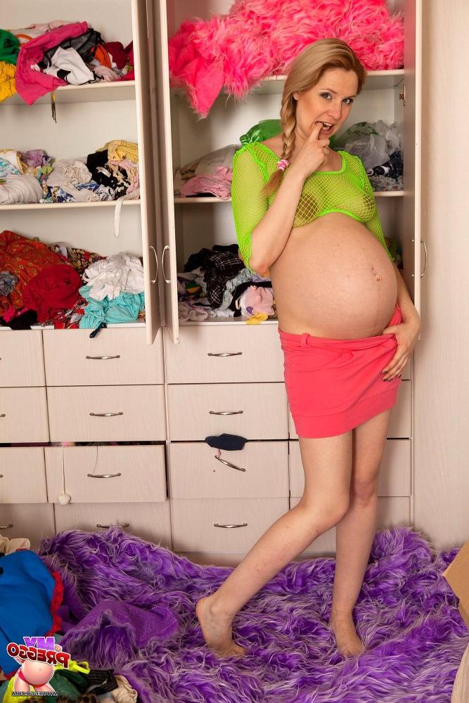 10P Anny, blonde aux fraises, montre son ventre de femme enceinte lors d'une action en solo.