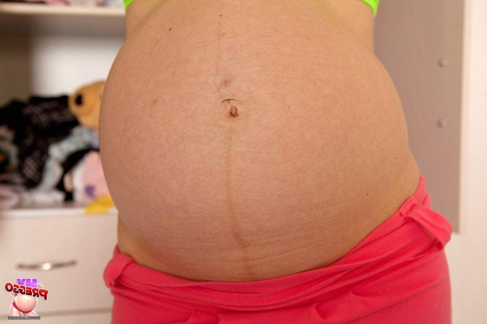 10P Anny, blonde aux fraises, montre son ventre de femme enceinte lors d'une action en solo.