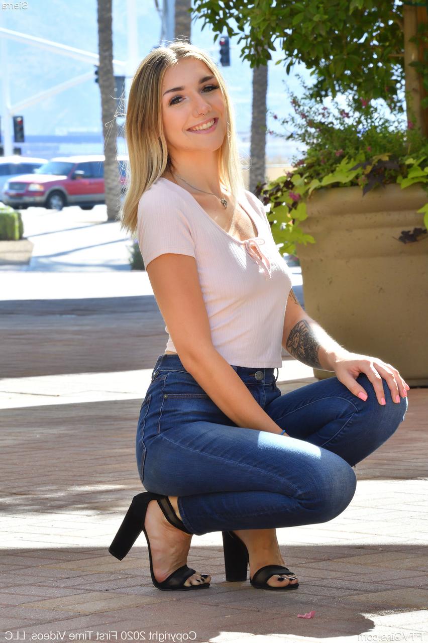 20P Glamourosa gata Sierra tira a calça jeans e mostra sua bunda nua