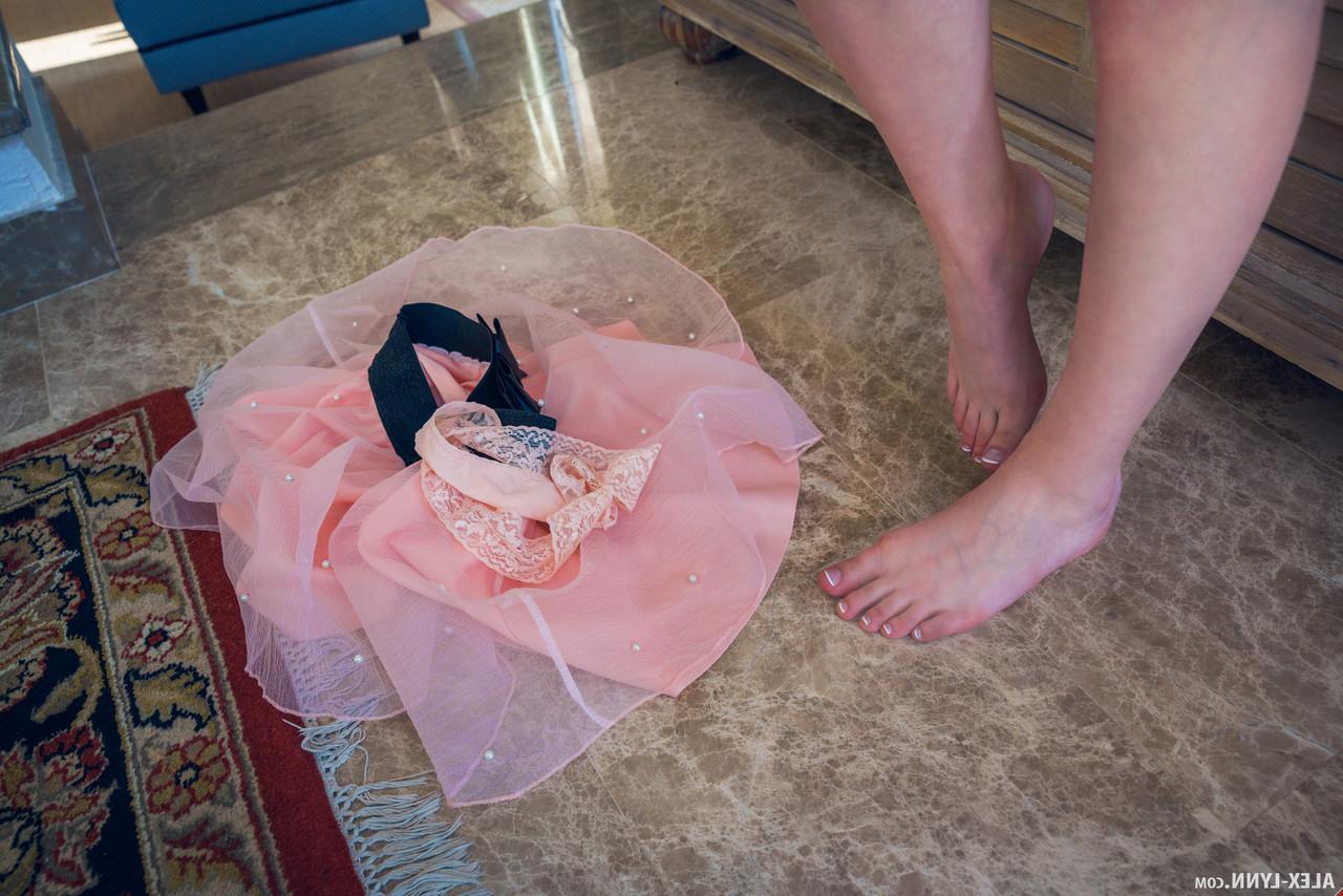 17P Das Teenie-Mädchen Mila Azul entblößt ihre natürlichen Titten, nachdem sie ihr Upskirt-Höschen zur Schau gestellt hat