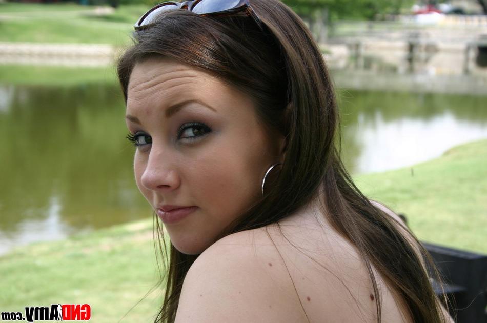 12P Menina bonita desliza a saia plissada por cima da calcinha enquanto está em um parque
