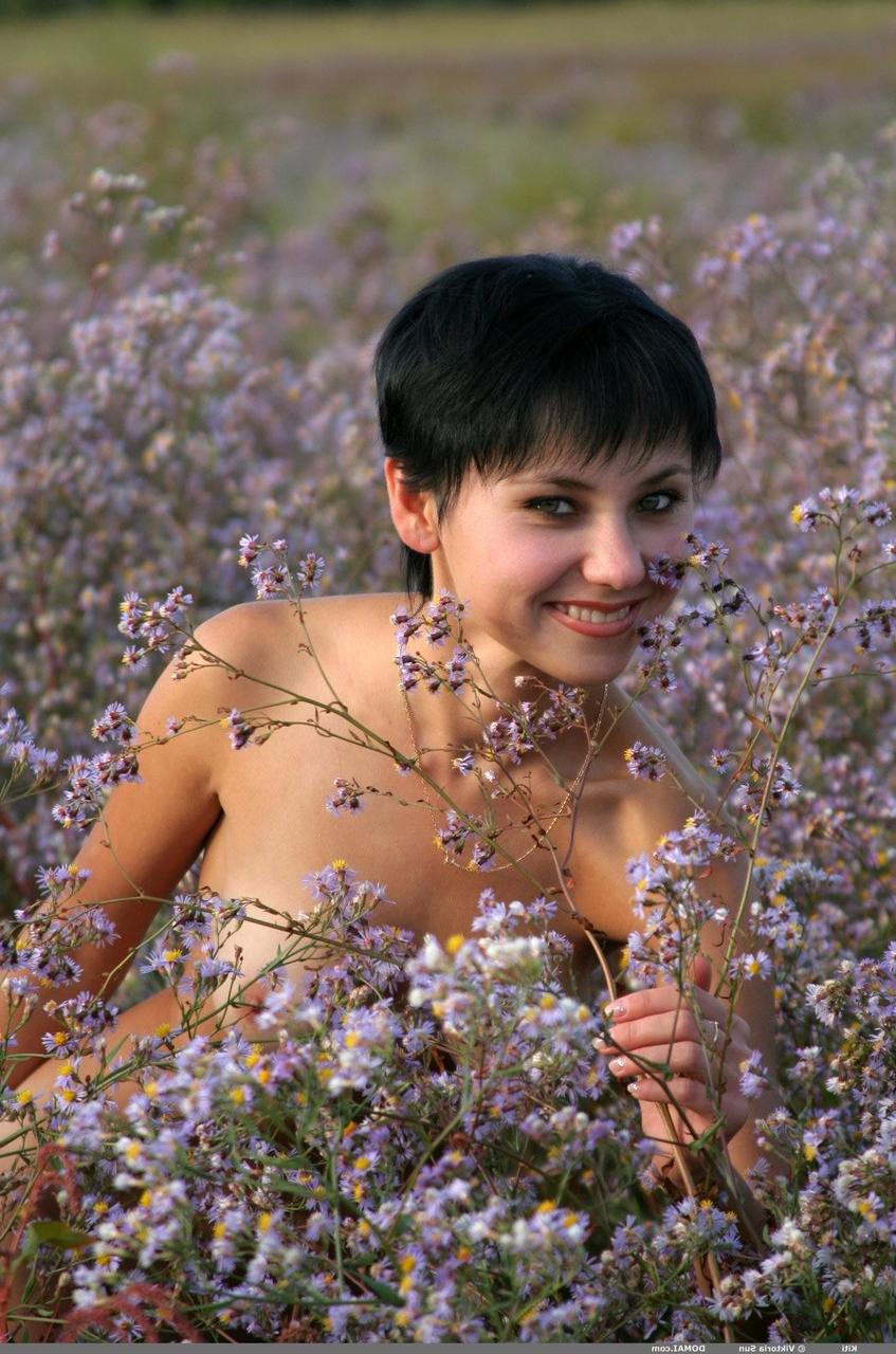 20P Kiti, une jeune femme aux cheveux courts, pose nue et s'excite avec son gros cul en extérieur.