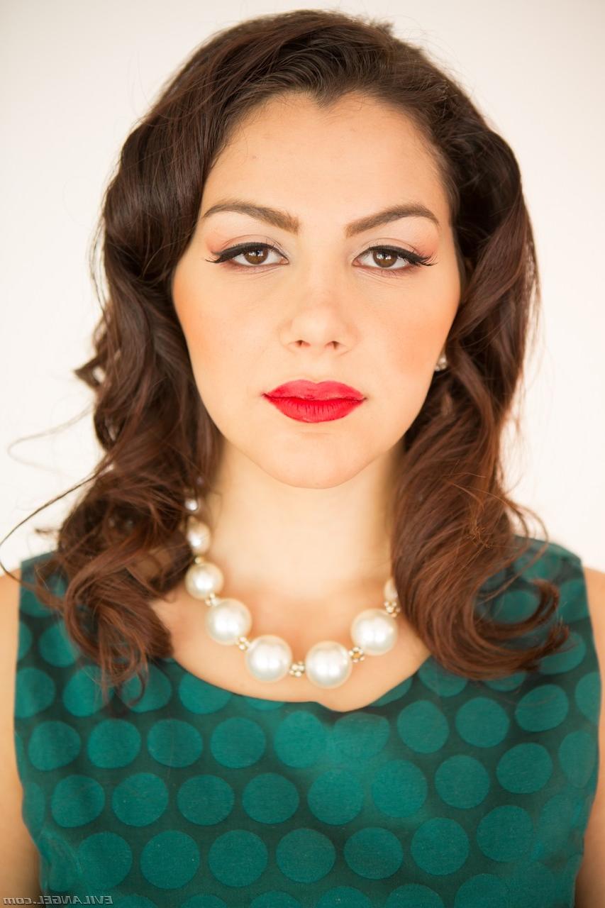 12P A pornstar morena Valentina Nappi expõe sua calcinha vermelha e lingerie