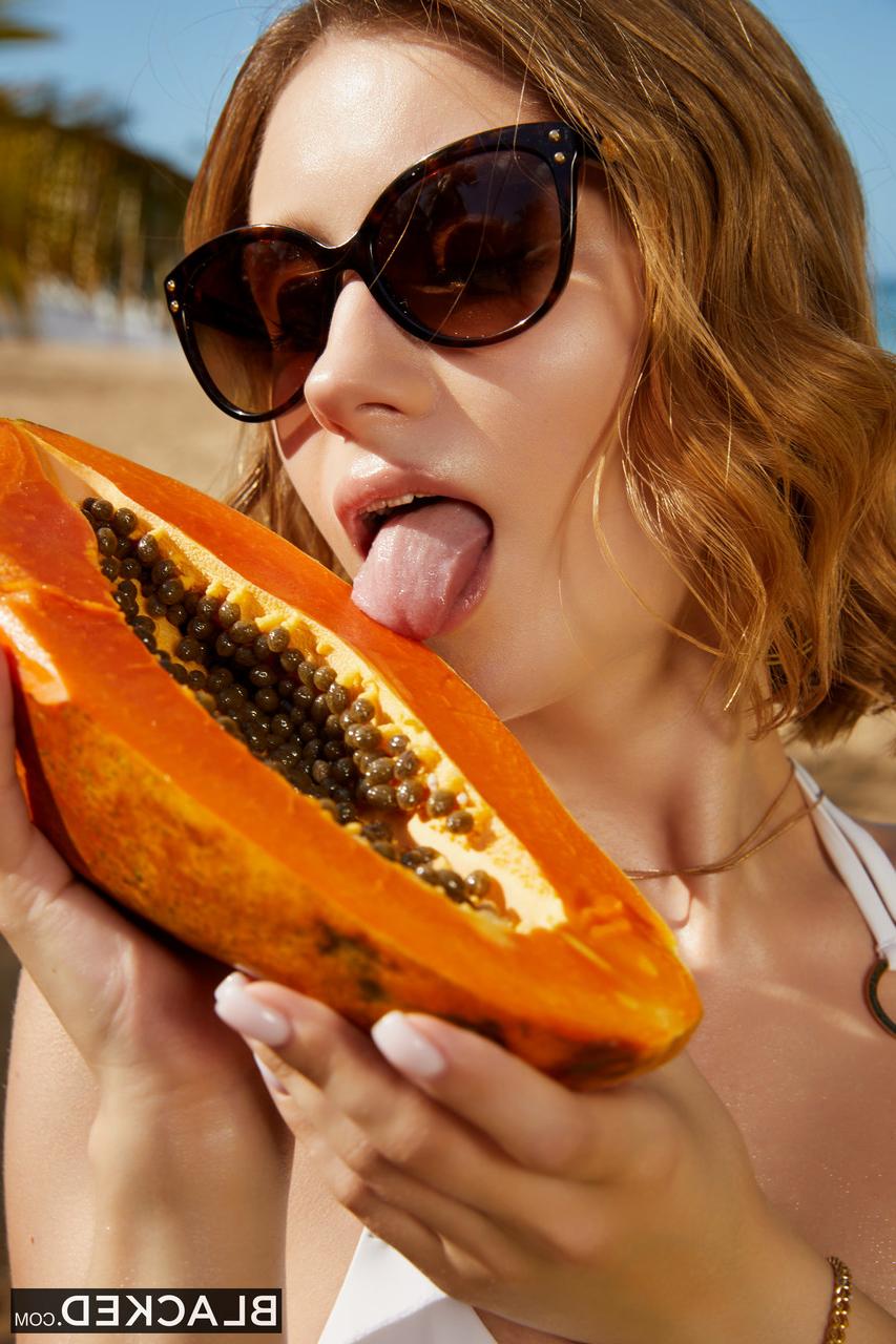 20P La sexy Lily Blossom se fait crémer tout en profitant d'une grosse bite noire.