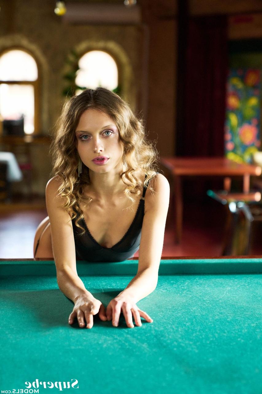 20P Amélie Lou, une jeune fille mince, se déshabille et pose en solo dans sa lingerie chaude.