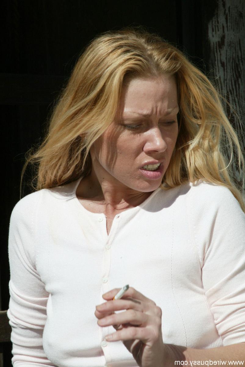 20P A loira morango Trina fuma um cigarro durante uma brincadeira elétrica BDSM