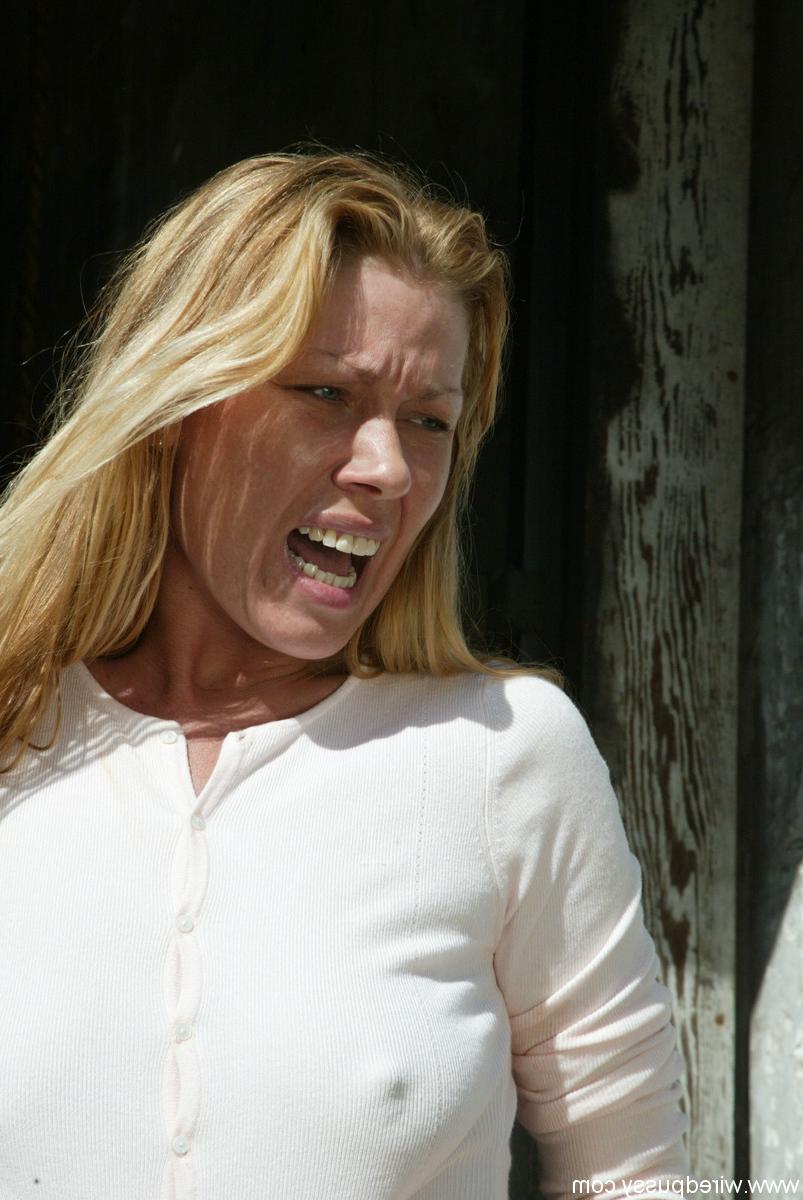 20P A loira morango Trina fuma um cigarro durante uma brincadeira elétrica BDSM