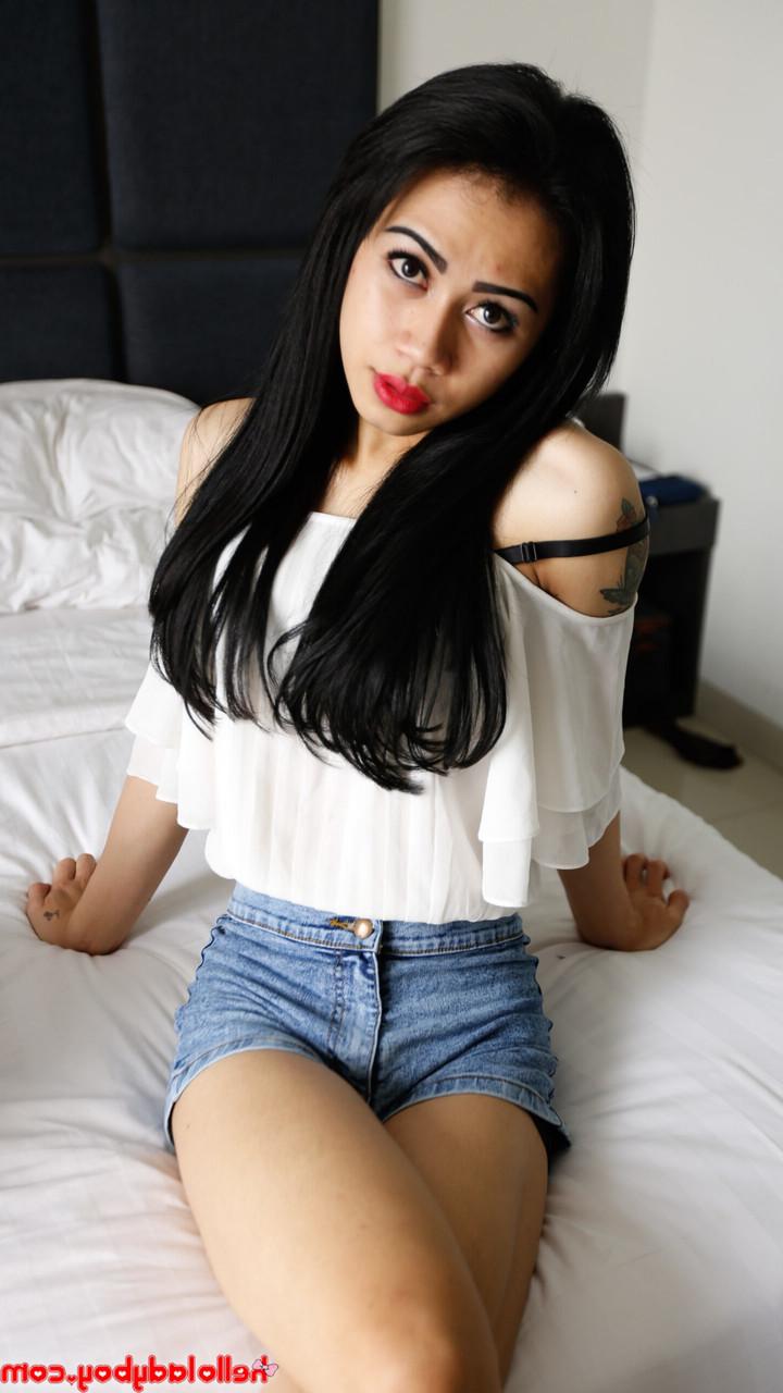 20P Travesti asiática gostosa Sweetie tira e posa em seu sutiã preto e calcinha roxa