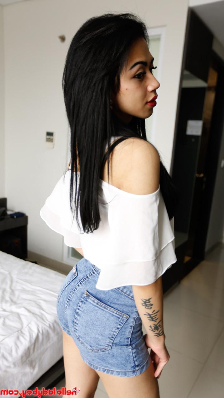 20P Travesti asiática gostosa Sweetie tira e posa em seu sutiã preto e calcinha roxa
