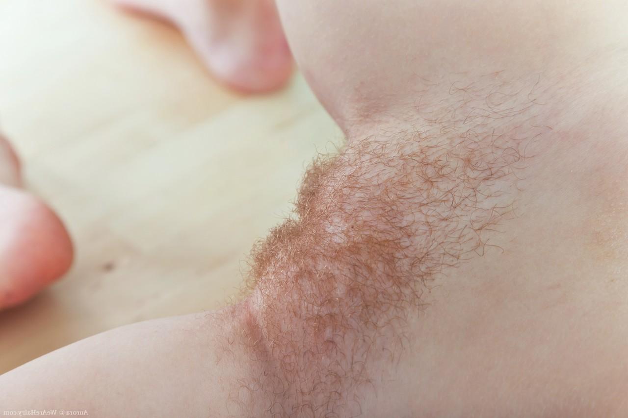 18P La rubia ruda Aurora se desnuda en la mesa del comedor y se mete los dedos en su tupido coño