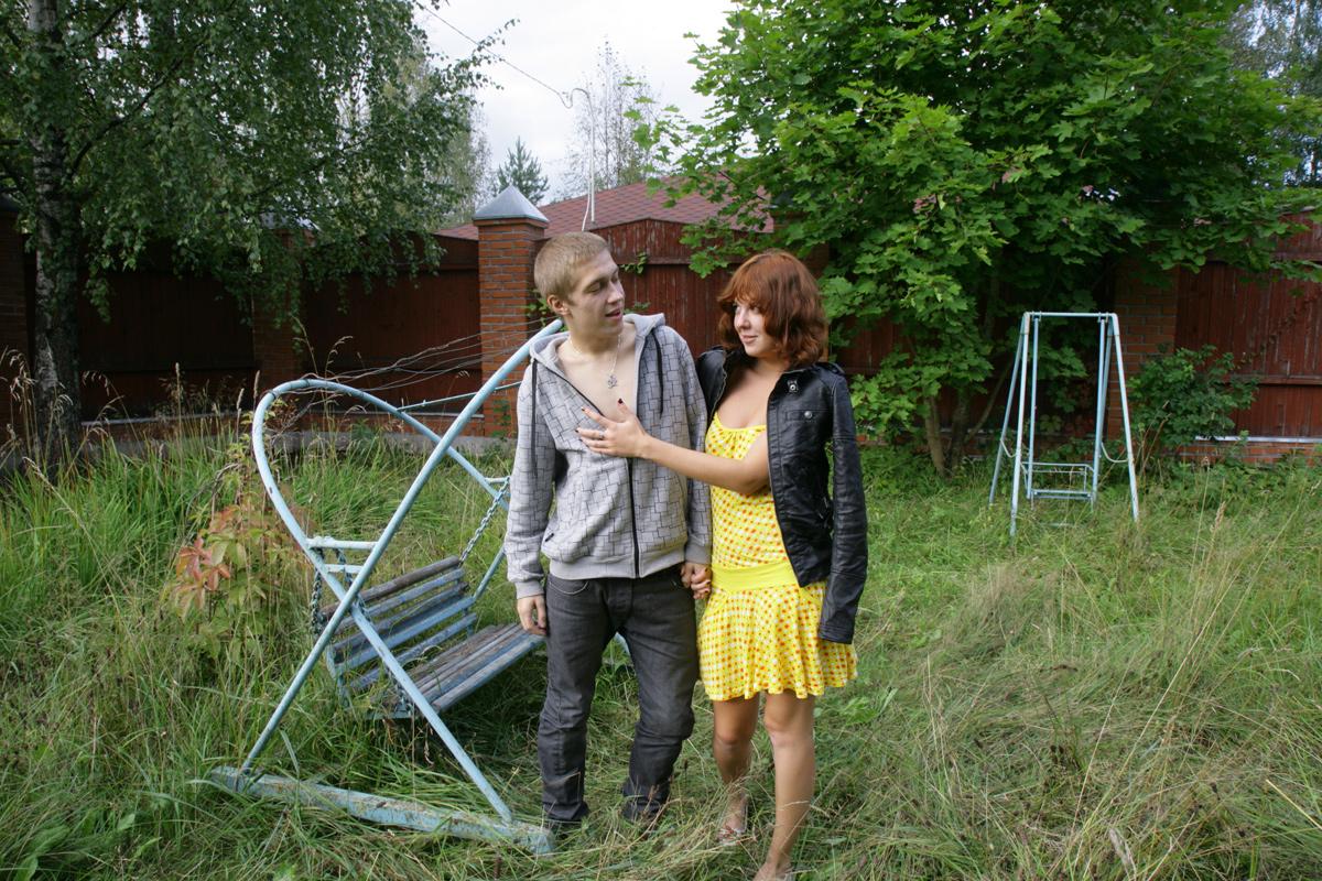 20P Young redhead and her boyfriend have sexual intercourse in a porch