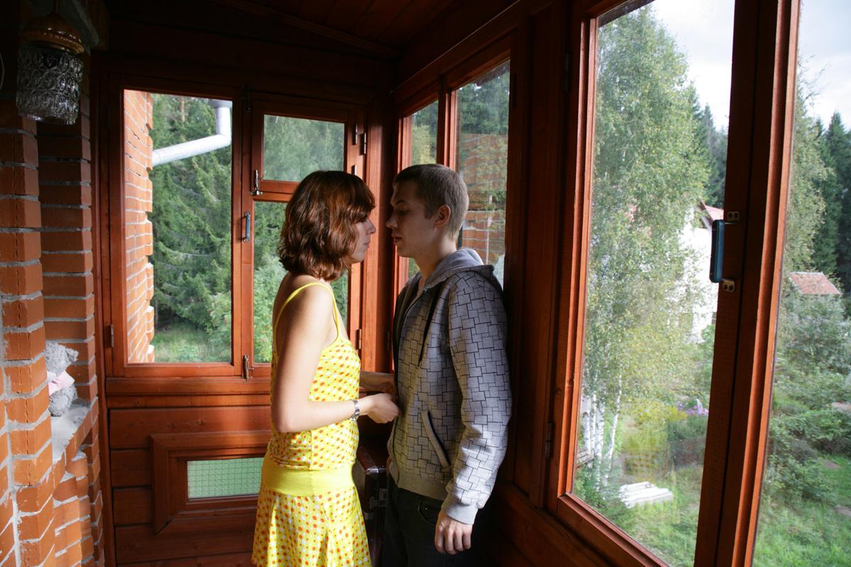 20P Young redhead and her boyfriend have sexual intercourse in a porch