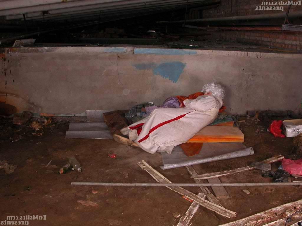 16P Obdachloses Paar hat Sex an einem geschützten Ort und trägt Perücken
