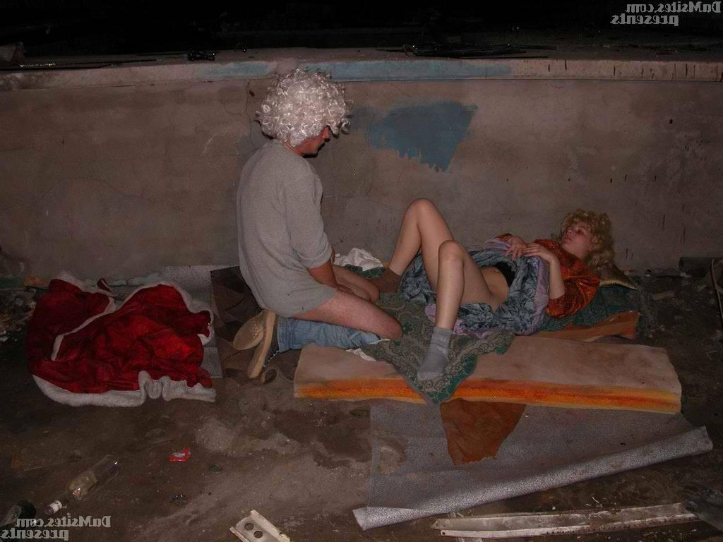 16P Obdachloses Paar hat Sex an einem geschützten Ort und trägt Perücken