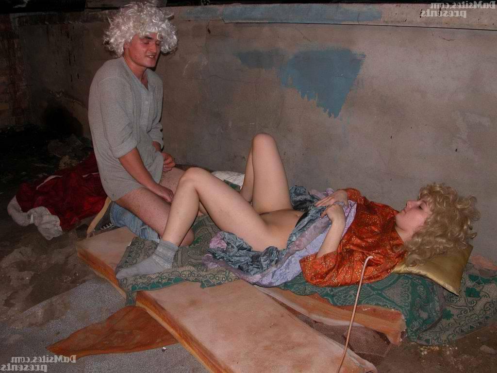 16P Obdachloses Paar hat Sex an einem geschützten Ort und trägt Perücken