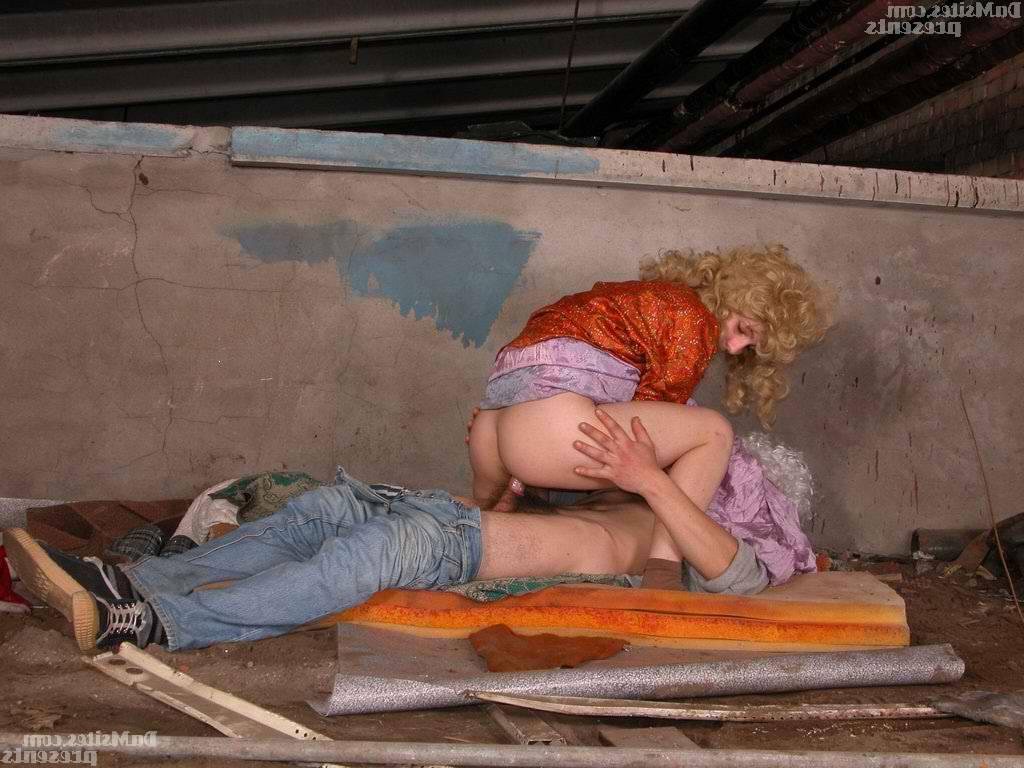 16P Obdachloses Paar hat Sex an einem geschützten Ort und trägt Perücken