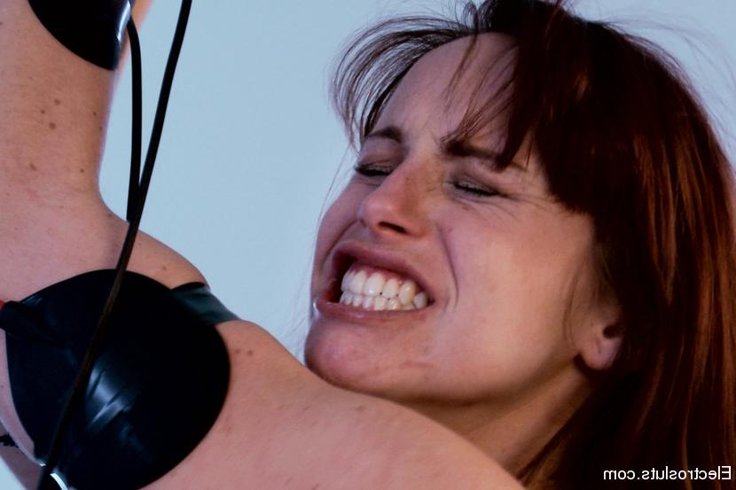 10P Herrin Ashley Fires unterzieht ein zurückhaltendes Mädchen versauten lesbischen Sexspielen