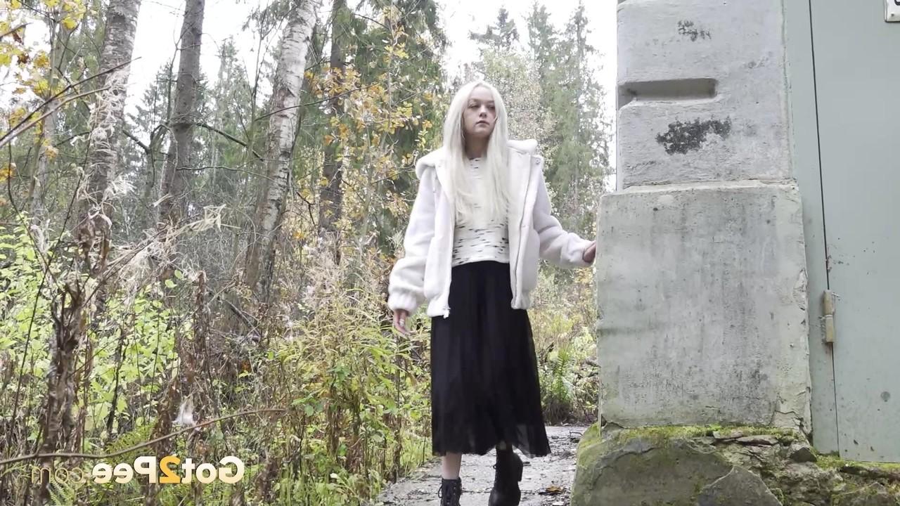 15P White girl Eva Barbie pulls down a long skirt for a badly needed pee