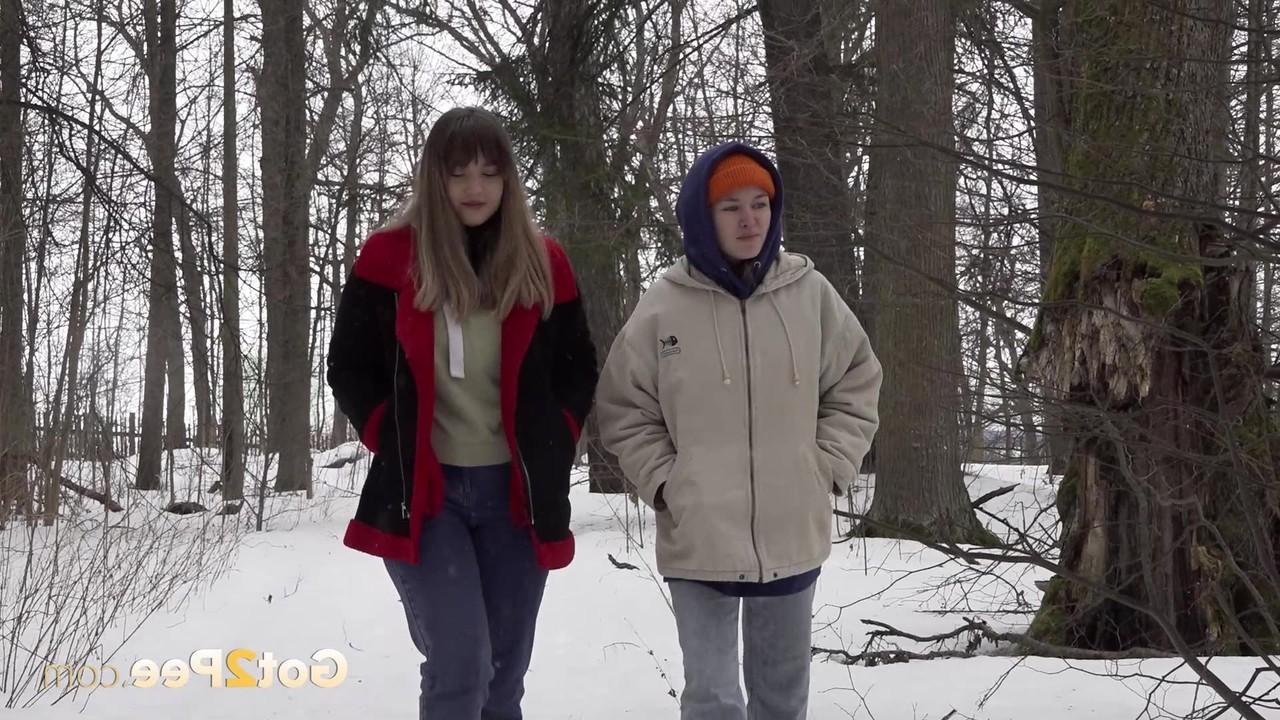 15P Nastya mija ao ar livre antes que sua namorada limpe sua boceta